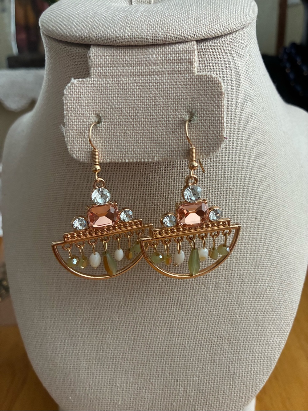 These are Paparazzi Accessories Metrpolitan Majesty-Gold Earrings.